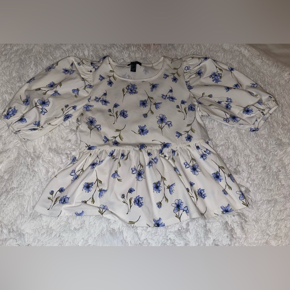 New Forever 21 floral stretchy shirt. Size M.